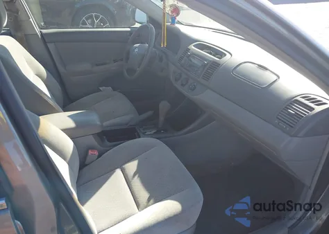 2004 Toyota Camry Le z USA, uszkodzony, nr VIN 4T1BE32K14U800424